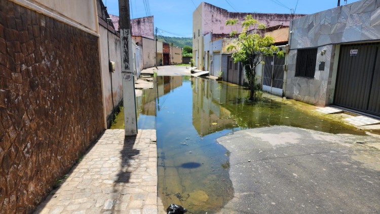 Sem escoamento, água da chuva fica acumulada em frente a residências do bairro Salgadinho