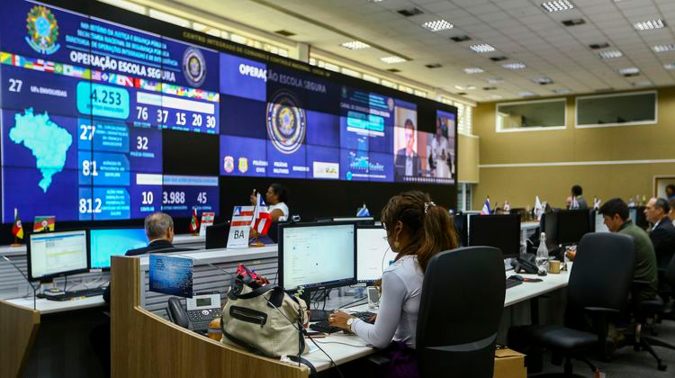 Mais de 300 pessoas foram presas na Operação Escola Segura