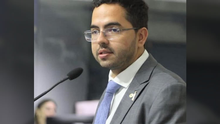 Na tribuna da Assembleia, deputado Davi de Raimundão defende seu projeto de proteção às escolas