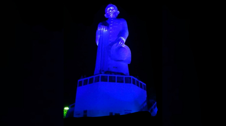 Estátua do Padre Cícero é iluminada de azul em alusão ao Dia Mundial da Conscientização do Autismo