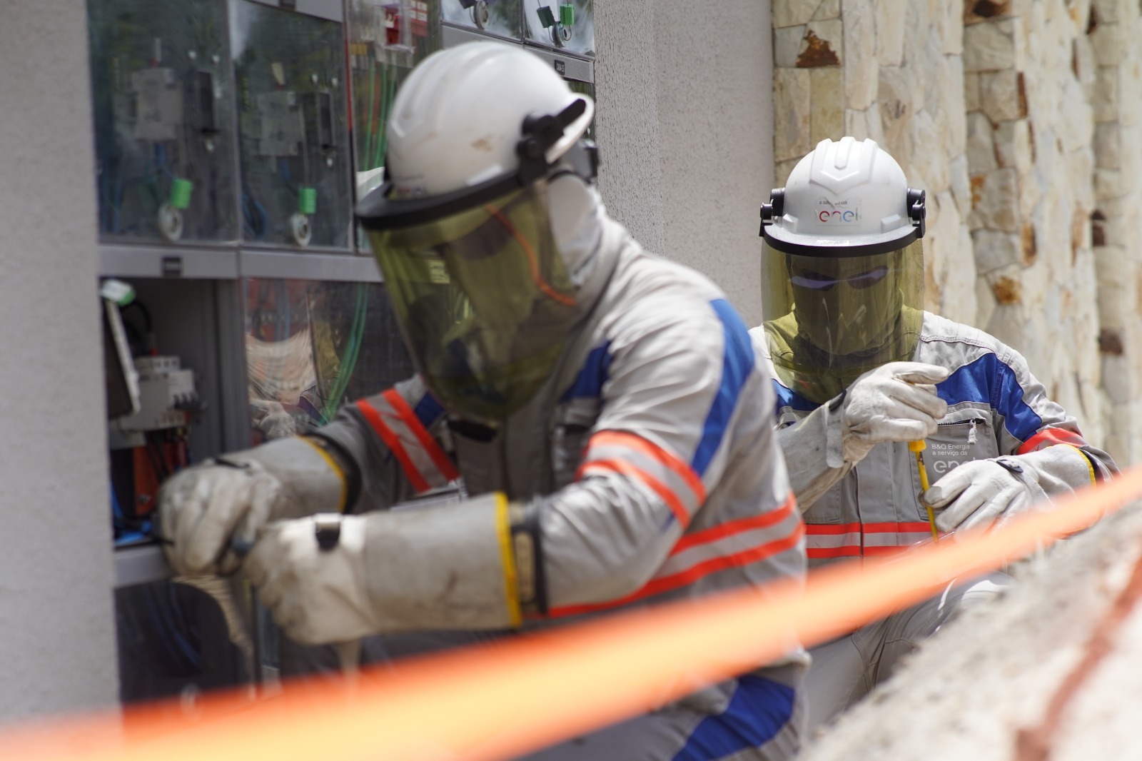 Duas pessoas são presas em flagrante por furto de energia elétrica no bairro Cacimbas, em Crato