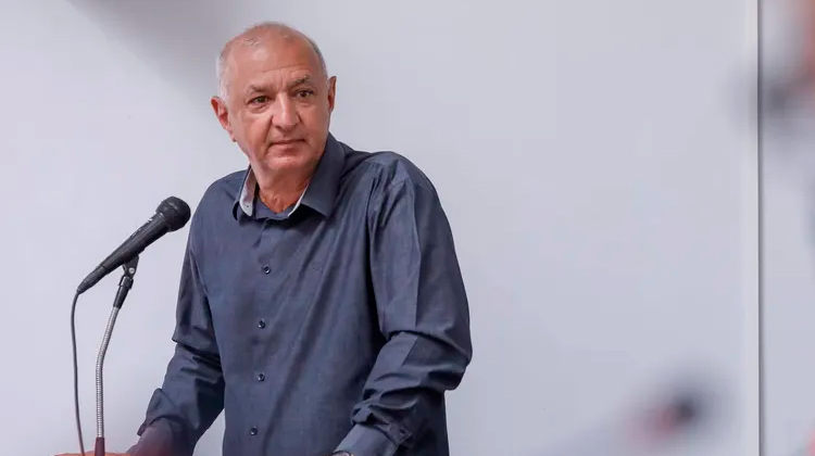 Prefeito de 65 anos nomeia sogra para cargo um dia após se casar com garota de 16 anos