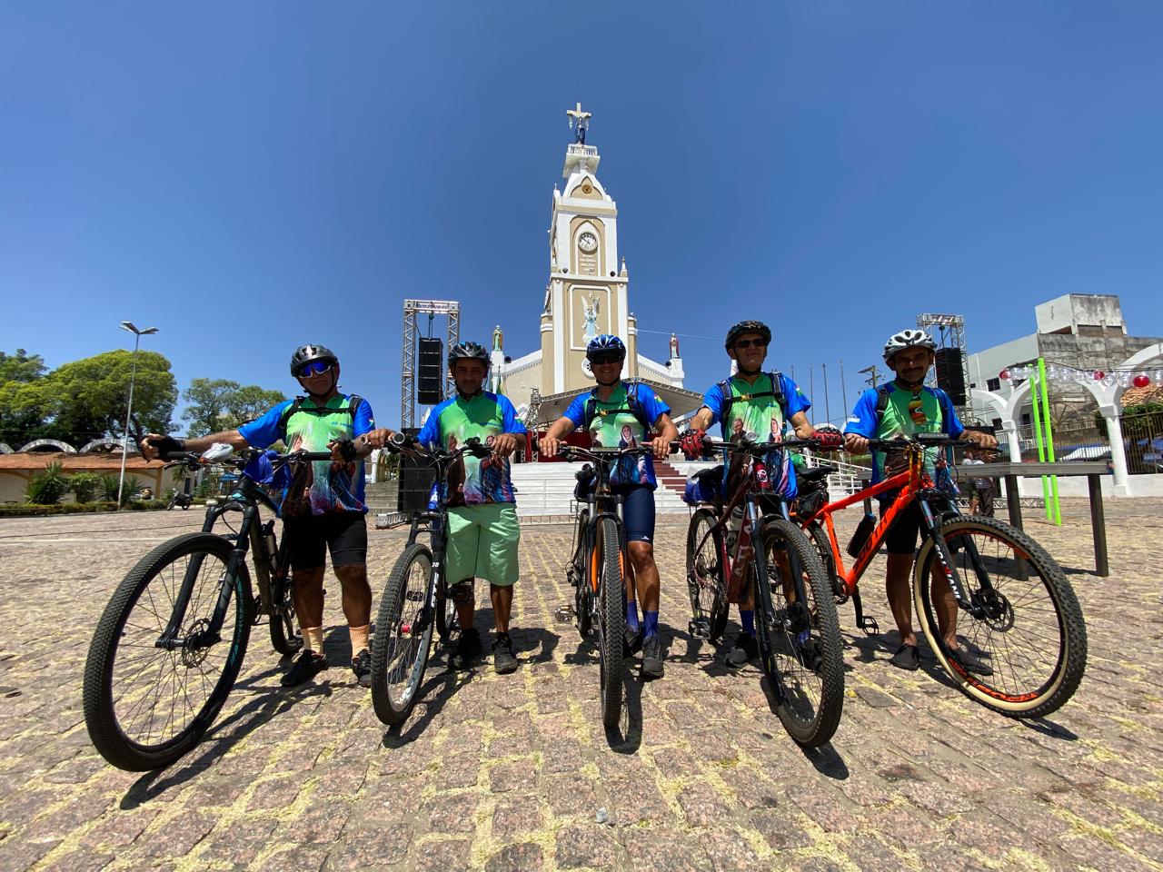 Ciclistas romeiros percorrem 466 km de Caruaru até Juazeiro do Norte