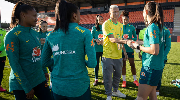Com time completo, seleção feminina treina com apoio de Richarlison