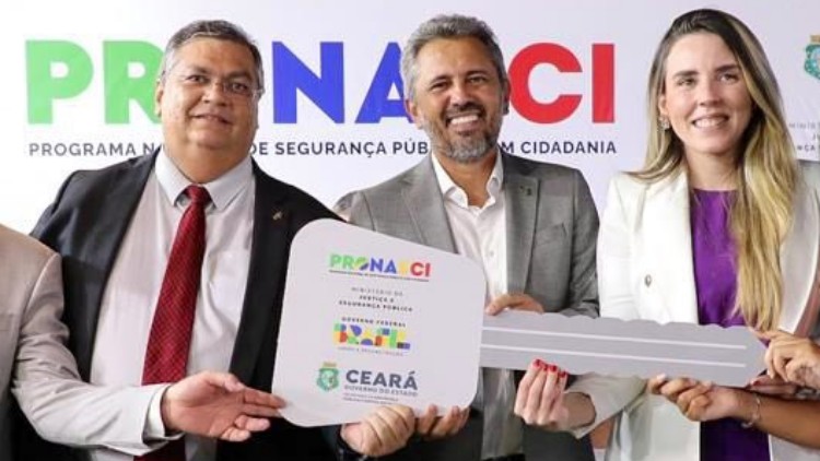 No Ceará, Flávio Dino entrega armas, viaturas e drones para reforço da Patrulha Maria da Penha