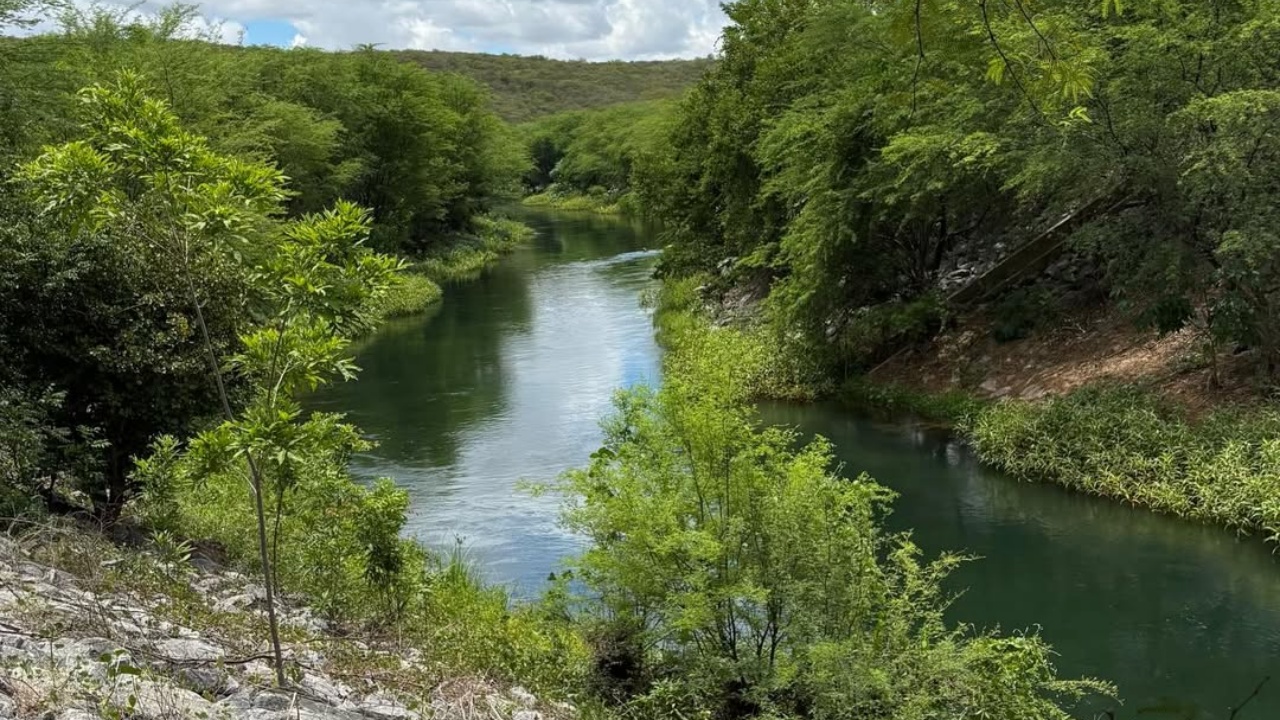 Riacho que viralizou nas redes, em Jati, tem acesso fechado após aumento de visitantes, lixo e riscos à segurança