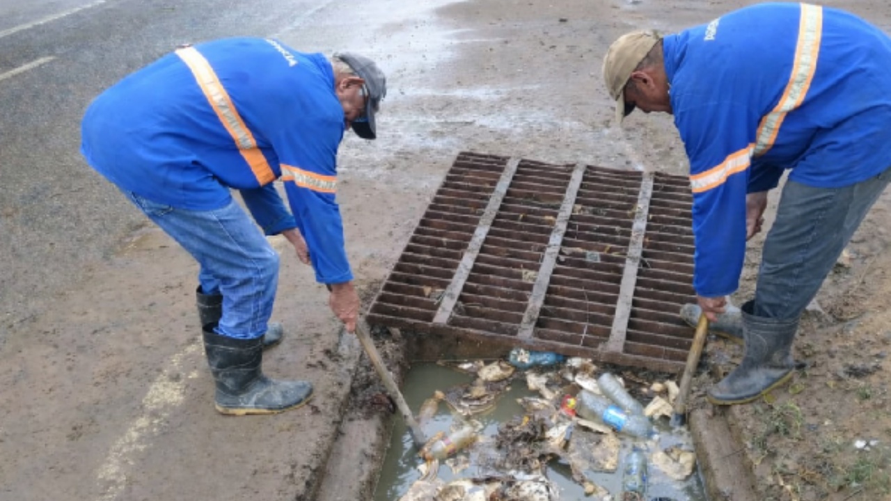 Prefeitura desobstrui esgotos no entorno da Lagoa da Apuc e Atacadão, em Juazeiro do Norte
