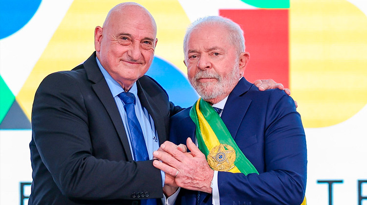 Depois de aparecer em imagens no Palácio do Planalto durante os ataques do 8/1, ministro do GSI pede demissão