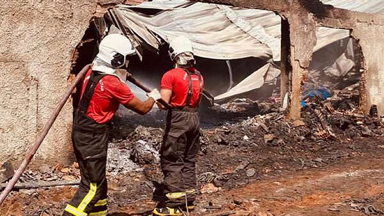 Incêndio em Juazeiro deixa galpão de fábrica de calçados completamente destruída