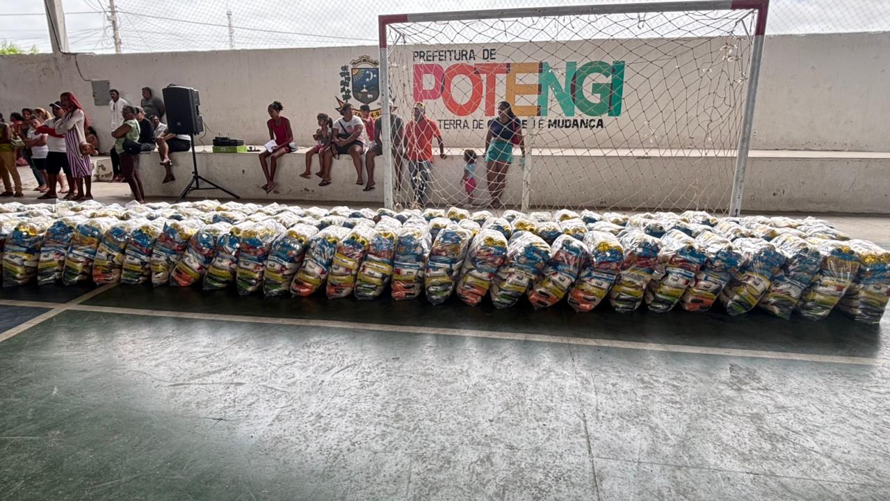Prefeitura de Potengi realiza entrega de 150 cestas básicas; mais de 420 kits já foram distribuídos em 2025