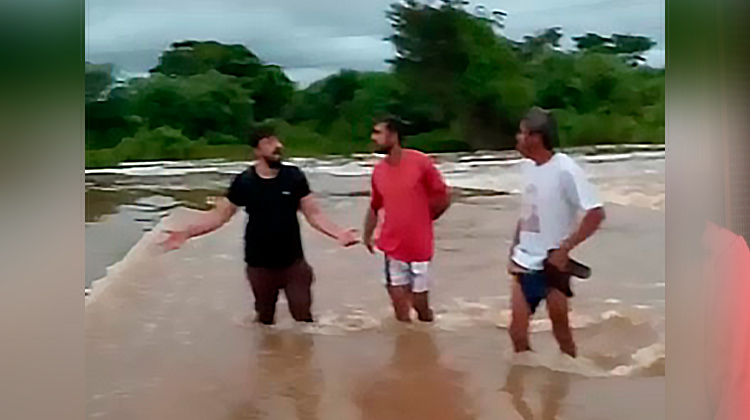 Carro cai na Barragem do Rosário em Milagres e motorista resgatado horas depois. Veja imagens
