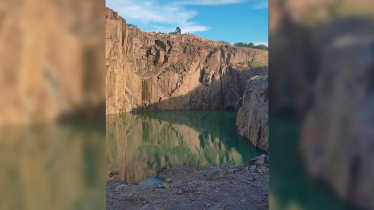 Mesmo após aviso de água imprópria Banhistas visitam Buraco Azul.