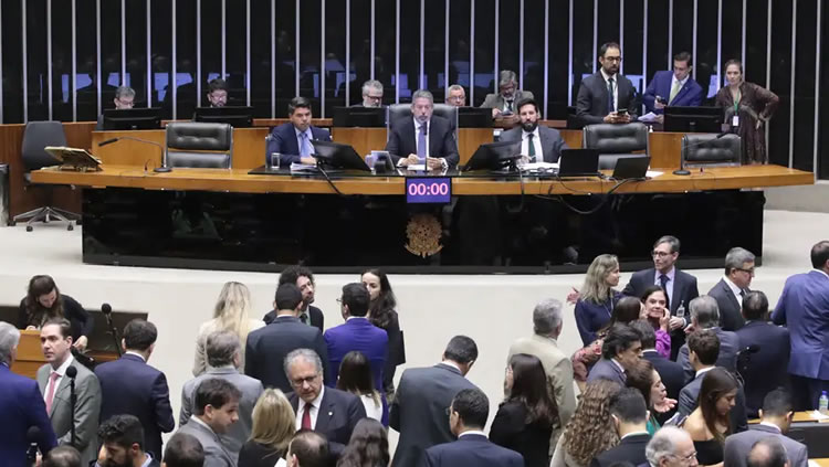Câmara rejeita mudanças do Senado e aprova reforma tributária