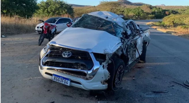 Advogado morre em colisão entre caminhonete e caminhão na PB-325, no Sertão da Paraíba