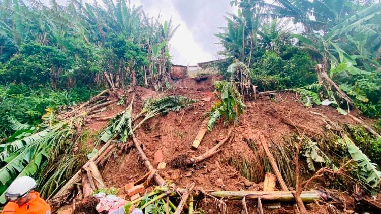 Chuvas causam desabamentos e mortes em Aratuba.