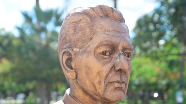 Estátua do Monsenhor Murilo de Sá Barreto é alvo de vandalismo