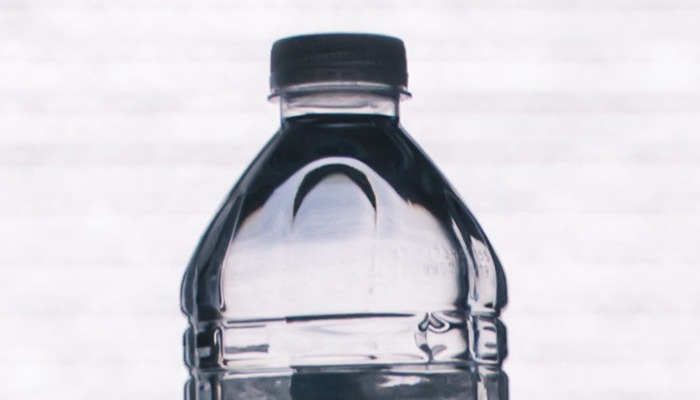 Decon multa empresas de água por informação enganosa sobre embalagens biodegradáveis