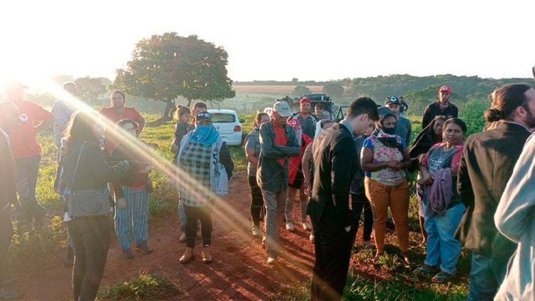 Mulheres do Movimento sem Terra ocupam fazenda em Goiás