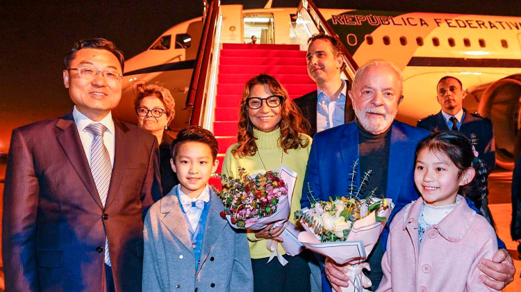 Lula chega à China e é recebido por Dilma em Xangai