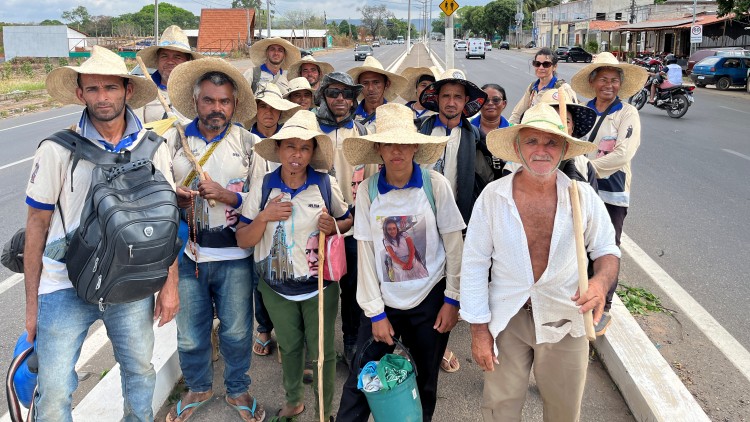 Romeiro completa 35ª caminhada de 450 km entre cidade pernambucana e Juazeiro do Norte