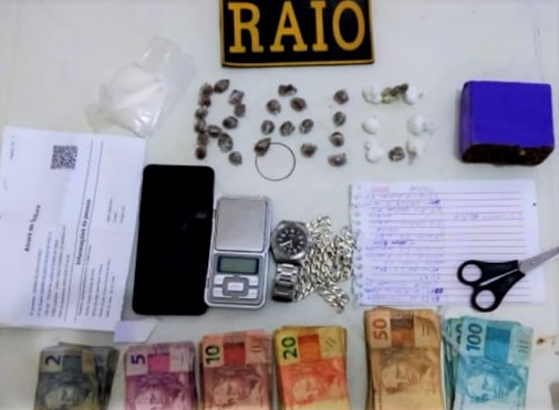 Traficante se esconde no forro de casa em Barbalha, mas é preso pelo RAIO com drogas e dinheiro