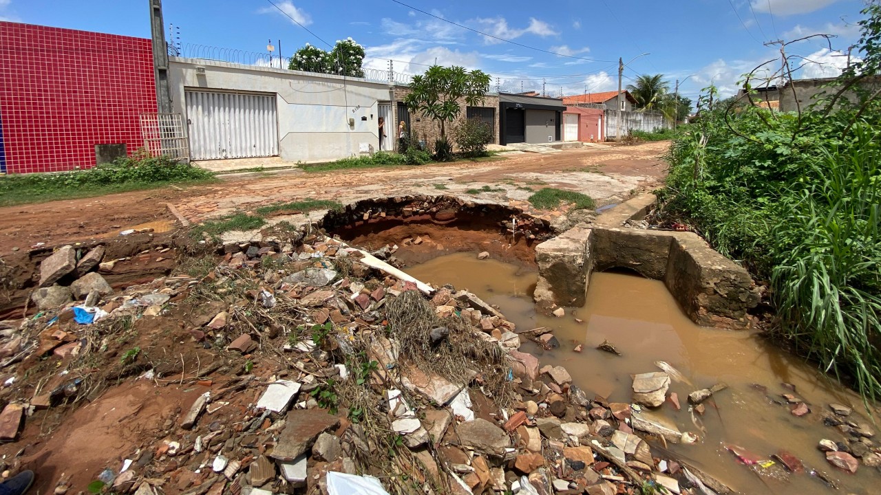 Cratera formada pelas águas das chuvas preocupa moradores do bairro Jardim Gonzaga, em Juazeiro do Norte