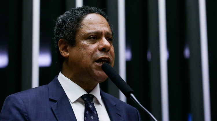 Relator protocola parecer do PL das Fake News