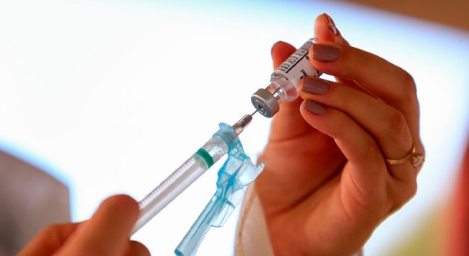 Governo libera aplicação da vacina bivalente para população a partir de 18 anos