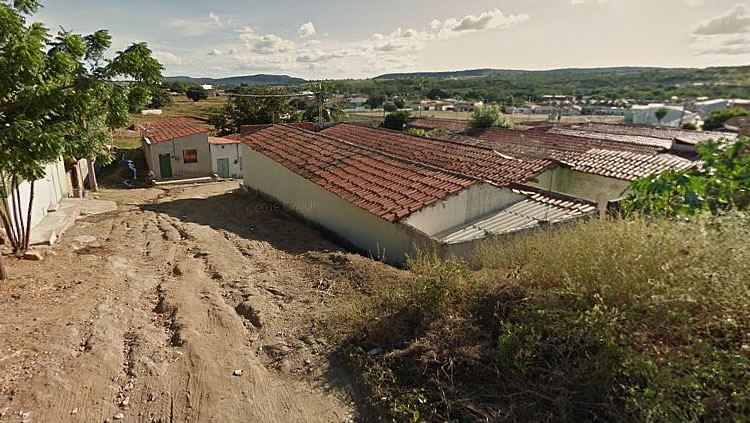 Homem encontrado morto em Assaré com faca cravada na garganta e idoso ensanguentado no Crato