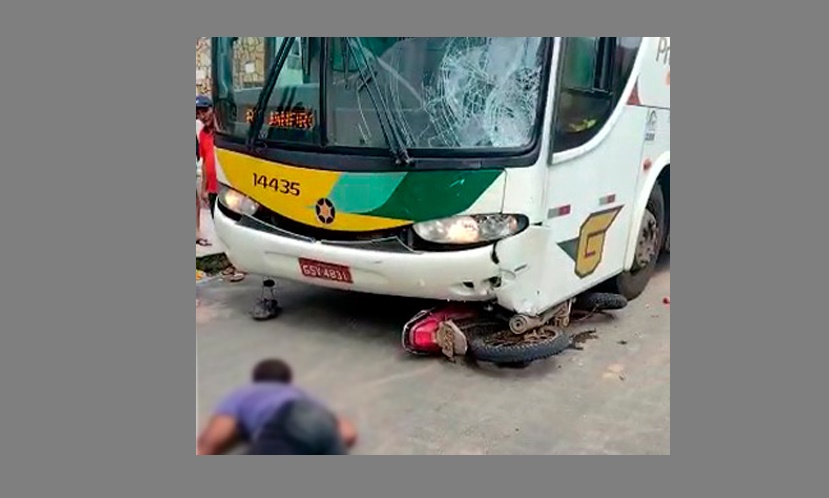 Ônibus fica sobre moto em Assaré e piloto se projeta no para-brisa do coletivo