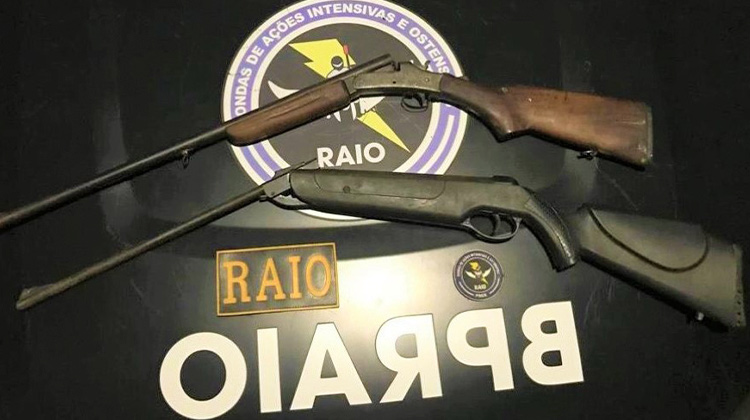 RAIO apreende armas em Aurora e dois homens presos por estupro e violência doméstica
