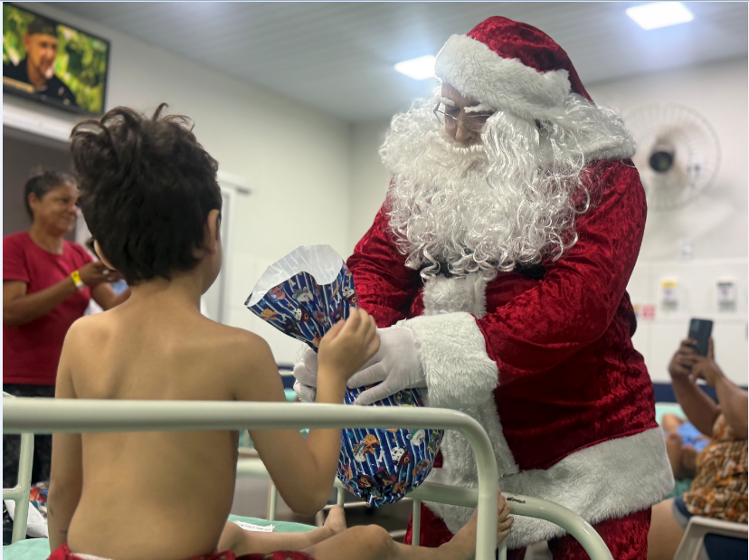 Fundação Otília Correia Saraiva realiza ação natalina com visita do Papai Noel a pacientes infantis