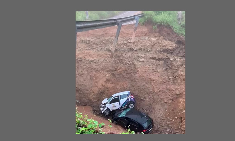 Dois carros caem numa cratera aberta em rodovia de Mauriti e duas mortes no trânsito em Milagres e Jati